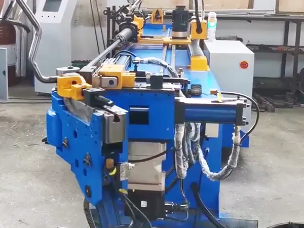  ماكينة ثني الأنابيب والمواسير بنظام CNC